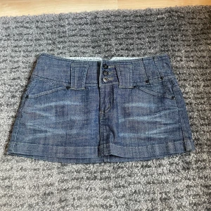 Guess jeanskjol - Säljer denna supersnygga jeanskjolen från Guess! Den är 39 cm rakt över midjan och 28,5 cm lång. Enda defekten är att en glitterpaljett saknas (se sista bilden)❤️