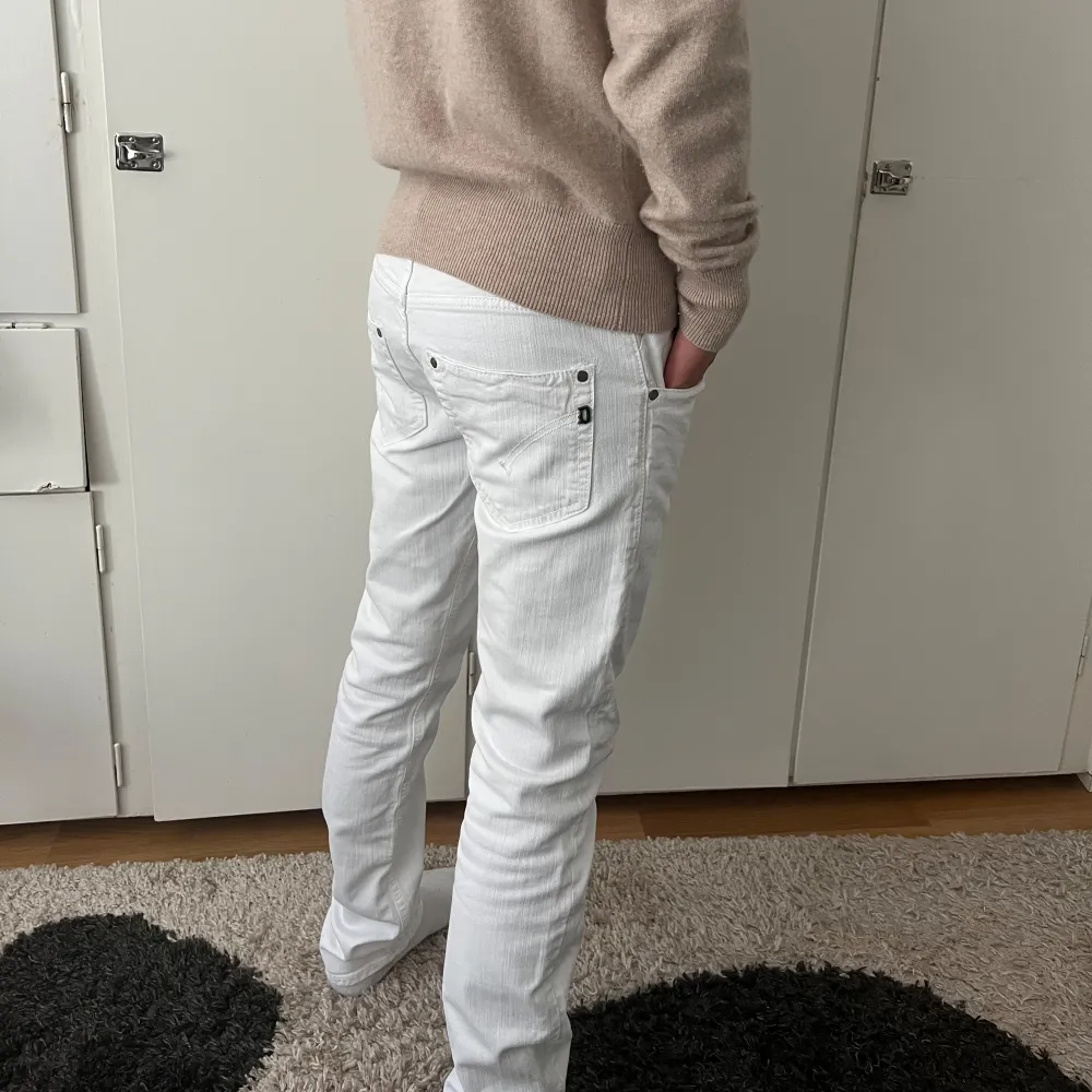 Tja🤗Säljer ett par helt nya dondup jeans i färgen vit i modellen George. Nypris runt 4000✅skick 10/10 inga defekter👍skriv flr minsta fundering. Jeans & Byxor.