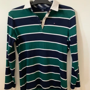 Tommy hilfiger tröja - Tommy hilfiger tröja i storlek M men är bra på S också. Den är använd bara ett par gånger och är i nytt skick. Den är fin och passar bra i alla säsonger. Pris kan diskuteras!