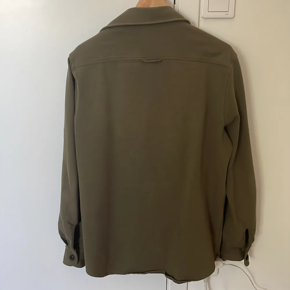 Säljer nu min gröna Morris overshirt som är sparsamt använd. Det finns inga större tecken på användning. Det är en storlek S men passar även storlek M Skick 9/10 Nypris ca 1600 kr mitt pris 799 kr. Skjortor.