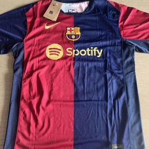 Fotbolls tröja  - Nummer 19 på lamine yamal där back med namnet på i storlek M