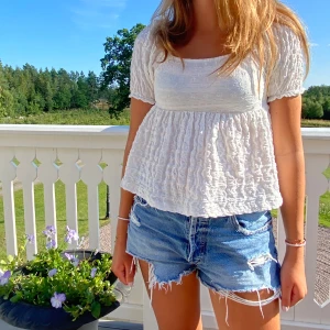  Vit blus  🤍 - Bubbely blouse ifrån Young Gina i storlek 158/164. Aldrig andvänt så som ny utan prislap.Tryck gärna på köp nu knappen om ni är intresserade. Hör av er för fler frågor🤍