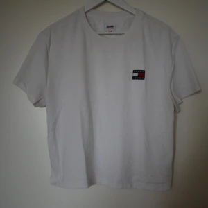 Tommy Jeans topp  - Tommy Jeans vit topp Säljer även en likadan i marinblå 