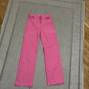 Perfekt jeans för 100kr - Byxorna är alldeles nya och har inte blivit använda. Storlek 34 