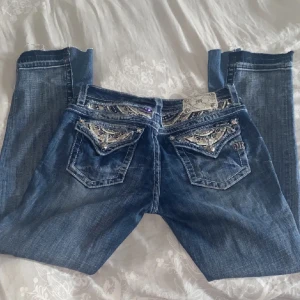 Miss me jeans - Säljer dom här bootcut jeansen i stl 31 säljer dom här pga att dom inte passar mig, jeansen har ett litet hål vid ett av benen 