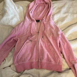 Juicy Couture Hoodie - Säljer denna Juicy hoodien då den ej används, har bara använt den några gånger pris kan diskuteras och kontakta för fler bilder
