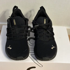 Sneakrs - Dem är ganska sköna och mjuka att använda. Vill sälja dem för att dem är inte min stil har använt bara några gånger. Dem är inte sönder eller nåt. Har köpt dem för 1200kr