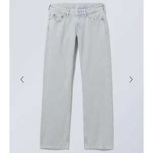 Lågmidjade jeans - Lågmidjade jeans i modellen arrow low från Weekday. Dom är i väldigt bra skick och helt utan defekter förutom en liten prick på ena benet (inget man lägger märke till). Storleken är W24/L30, midja: 35cm Innerben: 63cm. Bara att skriva vid frågor mm