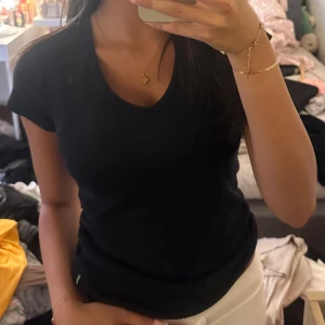 ESPRIT t-shirt med liten v-ringning - Säljer denna sköna t-shirten från esprit då den inte kommer t användning. Tjockt material som är perfekt under hösten. Har en fin v ringad figur. 