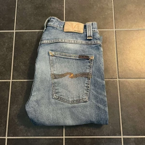 Nudie jeans Grim Tim - Tja! Säljer dessa feta och trendiga Nudie jeans i modellen Grim Tim i utmärkt skick! Hör av er om frågor eller liknande.😃
