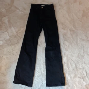 Jeans - Superfina svarta jeans från Lindex i bra skick och skönt material, dom är de bästa jeansen jag haft men tyvärr har dom blivit för små. Köpta för 699kr. Sök på ”jeans mira” på Lindex hemsida så får du mer information om jeansen💕