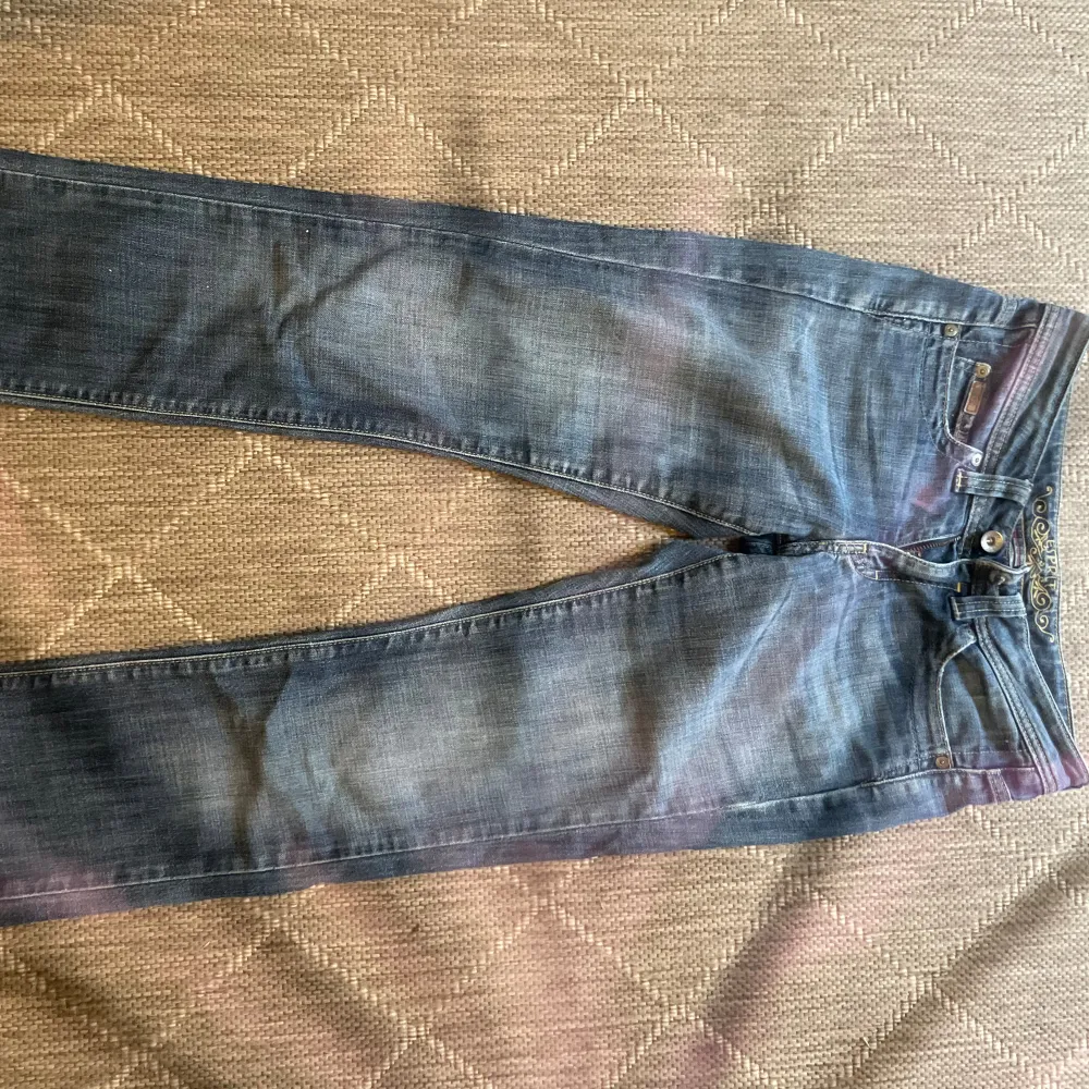 Säljer dessa esprit jeans eftersom att dom är lite förstora. Dom är raka i modellen och har låg midja. Skicket på dom skulle jag säga är bra!😊. Jeans & Byxor.