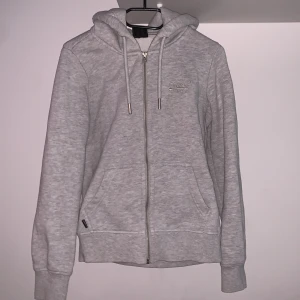 Superdry zip hoodie  - Superdry zip i perfekt skick. Nypris runt-600kr mitt pris 300kr