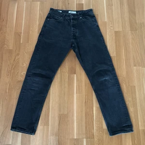 Jeans Loose - Säljer ett par svarta loose/chris jeans från Jack & Jones.  Storlek: W28 L32  |  Skick: 8/10 Nypris - 599   Nuvarande Pris - 249 Skriv gärna om den är är någon fråga och priset kan diskuteras.