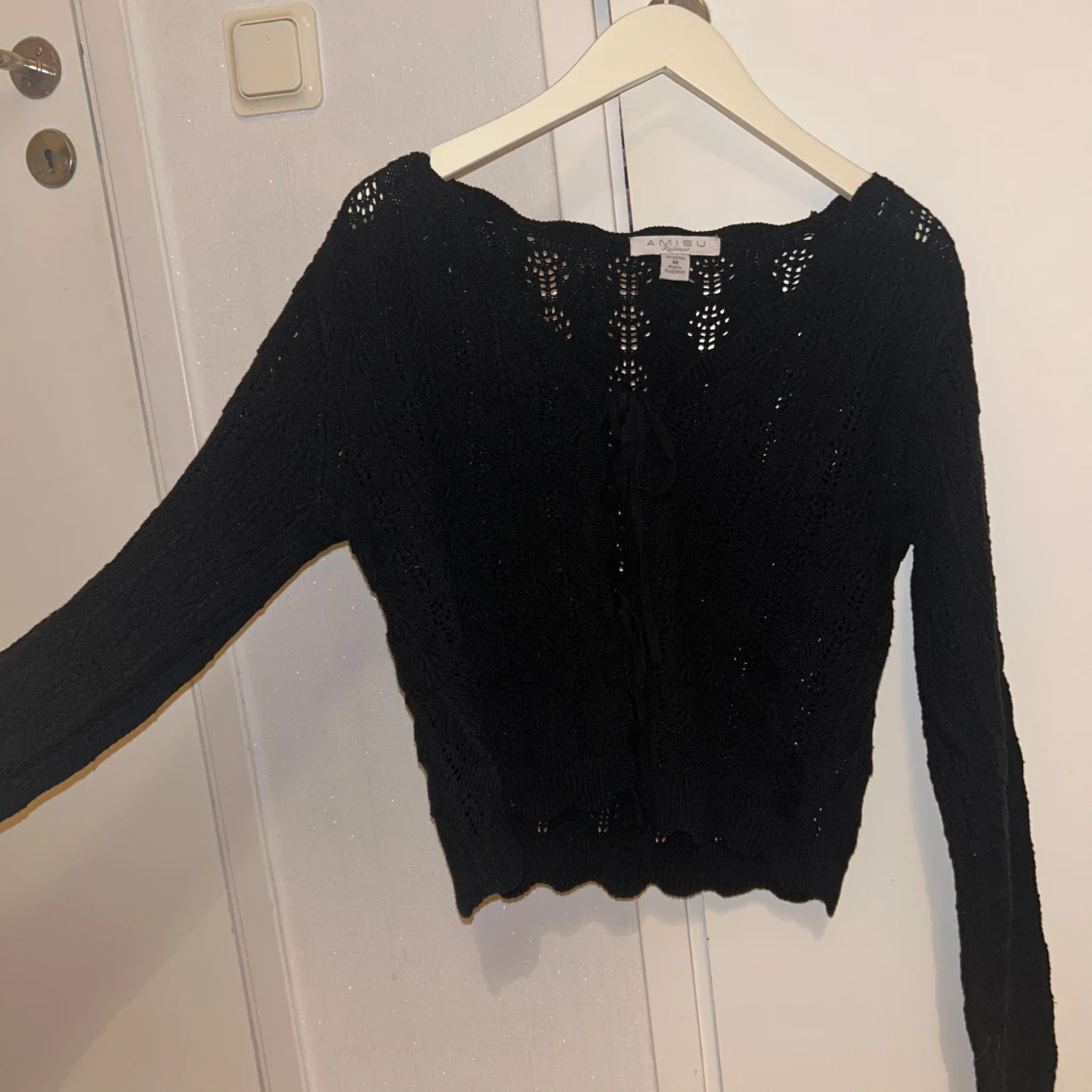 Stickad tröja med knytningar framtill