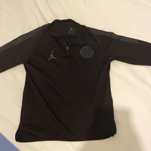 PSG x Jordan - Träningströja från PSG X JORDAN 2017-2018. Väldigt skön och snygg att ha på sig. Lockande för ögonen att titta. 