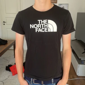 Svart northface t shirt - Svart northface t shirt som hsr blivit lite för liten för mig, modellen är 168 cm lång.