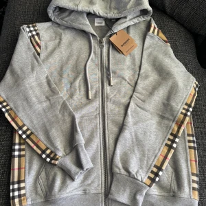 Grå burrbery kofta - En helt ny burrbery kofta som är riktigt snygg. Storleken på den är L. Ifall ni har några frågor så är det bara att höra av sig och är alltid öppen för prisförslag👍🏽