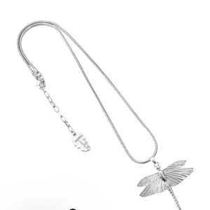 Ioaku trollslända halsband - Säljer mitt jättefina halsband från IOAKU som är i väldigt bra skick. Den köptes för 500kr för ett par månader sen men kommer inte så mycket till användning. Det kommer med 2 kedjor en lång och 1 kort. Skriv om du vill diskutera priset/fler bilder