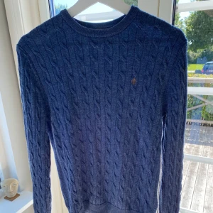 Oanvänd Morris sweatshirt  - Hej, vi säljer denna helt oanvända Morris kabelstickade tröjan. Den är i mörkblå färg och i storleken small. Vårt pris är 649kr istället för 1600kr🥂. Kom och köp 🤗
