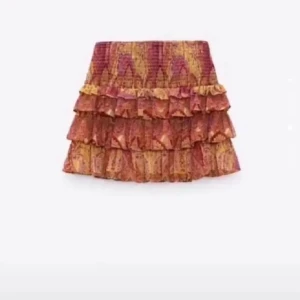 Zara kjol🥰 - Knapp använd väldigt fint skick! Säljer då den inte passar! Skriv för frågor eller bilder❤️