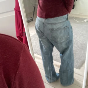 Snygga baggy ESPRIT jeans! - Riktigt baggy jeans jag köpt secondhand ❣️ Bälte är ett måste då på mig sitter de väldigt dåligt utan! Pytte små slitningar längst ner vid fötterna (se bild 4).  För referens är byxorna ganska långa för mig som är 155 ❣️