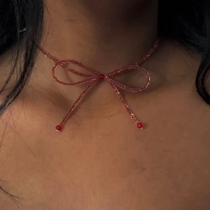 Pärlhalsband / Coquette / Rosett - Handgjort pärlhalsband aldrig använt! Handmade beaded necklace, never used!  Skriv om du vill ha den i en annan färg Send me a message if you want it in a different color 