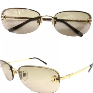 Vintage Chanel solglasögon - Ursprung: Italien   Material: plast och metall  Färg: guld och brunt  Tillbehör: inga Det finns några små tecken på användning, repor och repor, men överlag bra skick. Se bilder för detaljer!