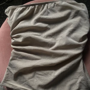 Fin glittrig söt topp  - Bra skick aldrig använd , glittrig , kan bli genomskinlig om den blir för tajt vid tuttarna 