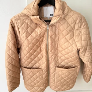 Lättviktsjacka från Lager 157, oanvänd - Fin jacka i färgen rosé/beige Storlek 150 (rymlig) 