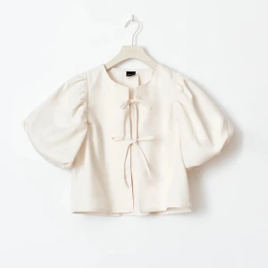 Knytblus - Säljer denna jättefina knytblus med puffärmar i storlek xs. Prislappen är kvar. Kan självklart skicka egna bilder😊 