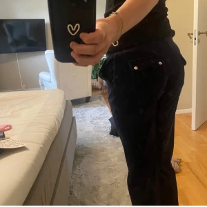 Mörkblå juicy byxor  - Säljer dessa jätte fina juicy byxor. Säljer då de inte kommer till användning längre. De är i färgen night sky. Nypriset är 1200 Säljer de för 350💗