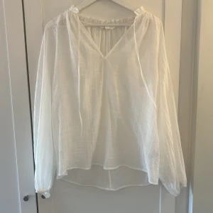 Blus  - Vit blus, helt oanvänd.