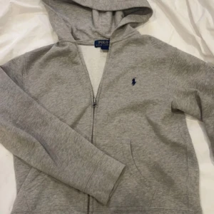 ralph lauren hoddie🩷 - grå ralph lauren hoodie i barnstolek M men passar som xxs, tryck inte på KÖP NU, innan ni kontaktat mig❤️