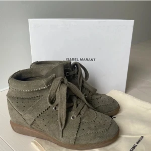 Isabel marant - Säljer nu mina isabel marant Bobby! Fint skick❤️ jag har storlek 38 och de passar perfekt! Pris kan diskuteras vid snabb affär
