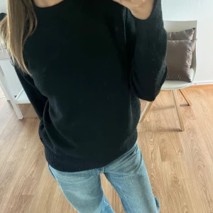 Svart stickad tröja  - Säljer denna fina stickade nästan oanvända tröja från H&m 