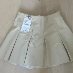 Beige Tenniskjol   - Helt ny tenniskjol från zara med lappar som jag råkade beställa två av. Materialet är lite tjockare och väldigt mjukt och skönt men ser extra lyxigt ut. Köpte för 379kr, säljer för 190💕