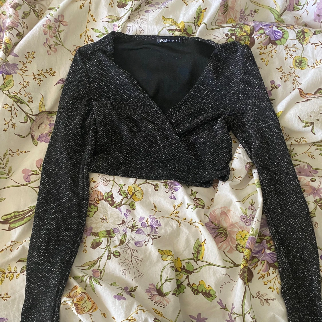 Glittrig crop top med långa ärmar