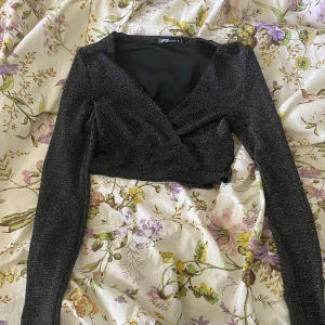 Glittrig crop top med långa ärmar - En jätte fin glittrig crop top med långa ärmar
