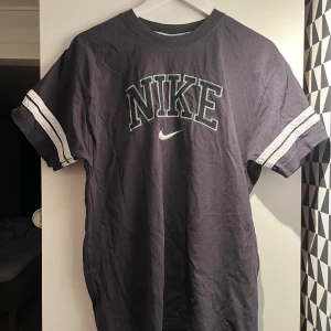 Svart nike t-shirt - Svart nike t-shirt. Använd 2-3 gånger. Storlek M.