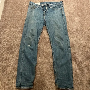 Blåa jeans från H&M - Blåa jeans från H&M i storlek 29/32. Använt jeansen fåtal gånger.