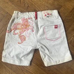 Vita y2k shorts - Jättefina shorts köpta secondhand i Paris!💕💫