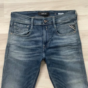 Replay anbass jeans - Säljer dessa sjukt feta replay jeansen i väldigt fint skick | Storleken är 30 och längden är 32 | Hör gärna av vid frågor och funderingar! (Priset är ej hugget i sten)