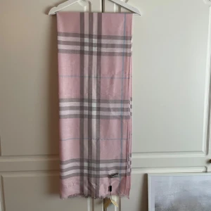 Burberry sjal - Säljer min Burberry sjal i färgen RASBERRY SORBET CHK pga att jag aldrig använt den. Den är alltså i superbra skick med prislappen kvar! 🤍