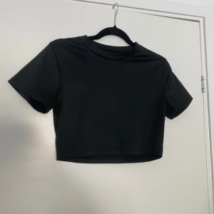 Svart kroppad t shirt  - Croppad svart t shirt, inga defekter, som ny