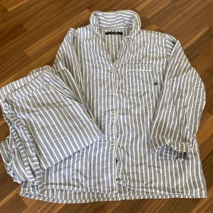 Pyjamas sett - Jättemysigt blå och vita ränder, ifrån missua men köptes från boozt. Nästan aldrig använt inga defekter. Fickor på byxorna. 