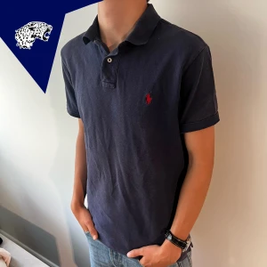 RALPH LAUREN PIKE - Ralph lauren piké i mesh tyg | Skick: 8,5/10 | Strl: Passar M | Pris 449kr | Modellen är 182cm | Hör av dig vid frågor eller funderingar!