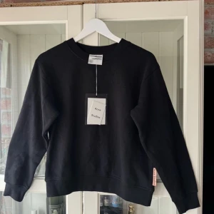ACNE studios crewneck sweater  - Oanvänd sweatshirt köpt från acne studios utförsäljning inköpespris: 4000kr Helt oanvänd, har överdtruket på lappen i nacken då den såldes på utförsäljning av lagret.