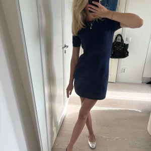 Stickad klänning  - Supersöt stickad miniklänning från New House💕 sparsamt använd 