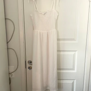 Fin vit klänning från HM - Fin sommar klänning från HM i storlek s. Aldrig använd